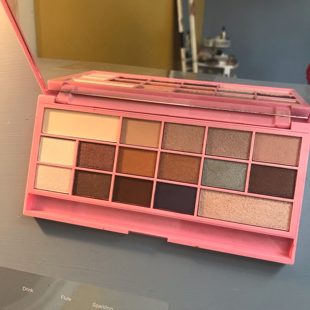Make up revolution eyeshadow palette